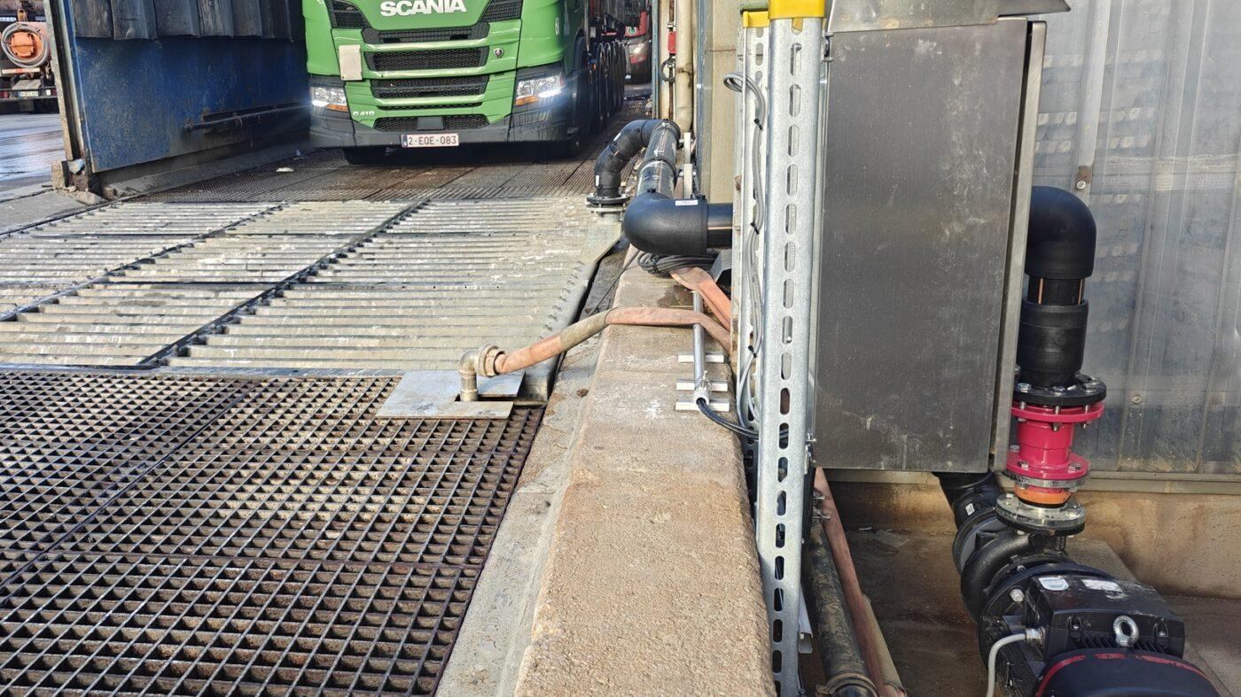 One of a kind tailor made wheel washer-Reifenwaschanlage-Laveur de roues-Wielwasinstallatie