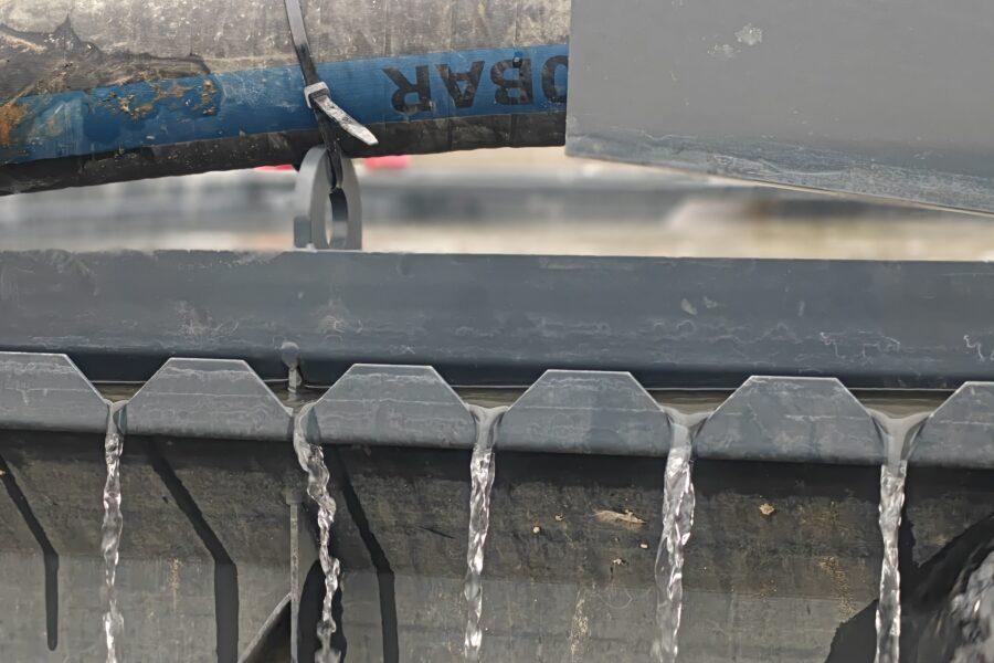 V-notch weir wheel washer settlement tank-Déversoir en V bac de décantatation laveur de roues